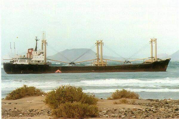 Famara Schiff vor der Kueste