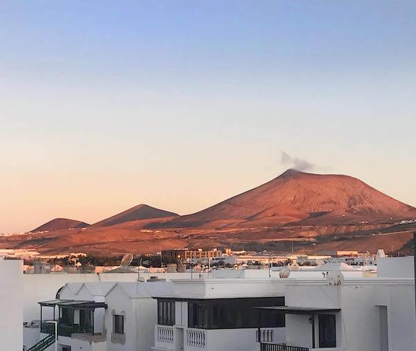 Lanzarote Vulkan von meinem Studio Fenster aus - Tanja La Royal