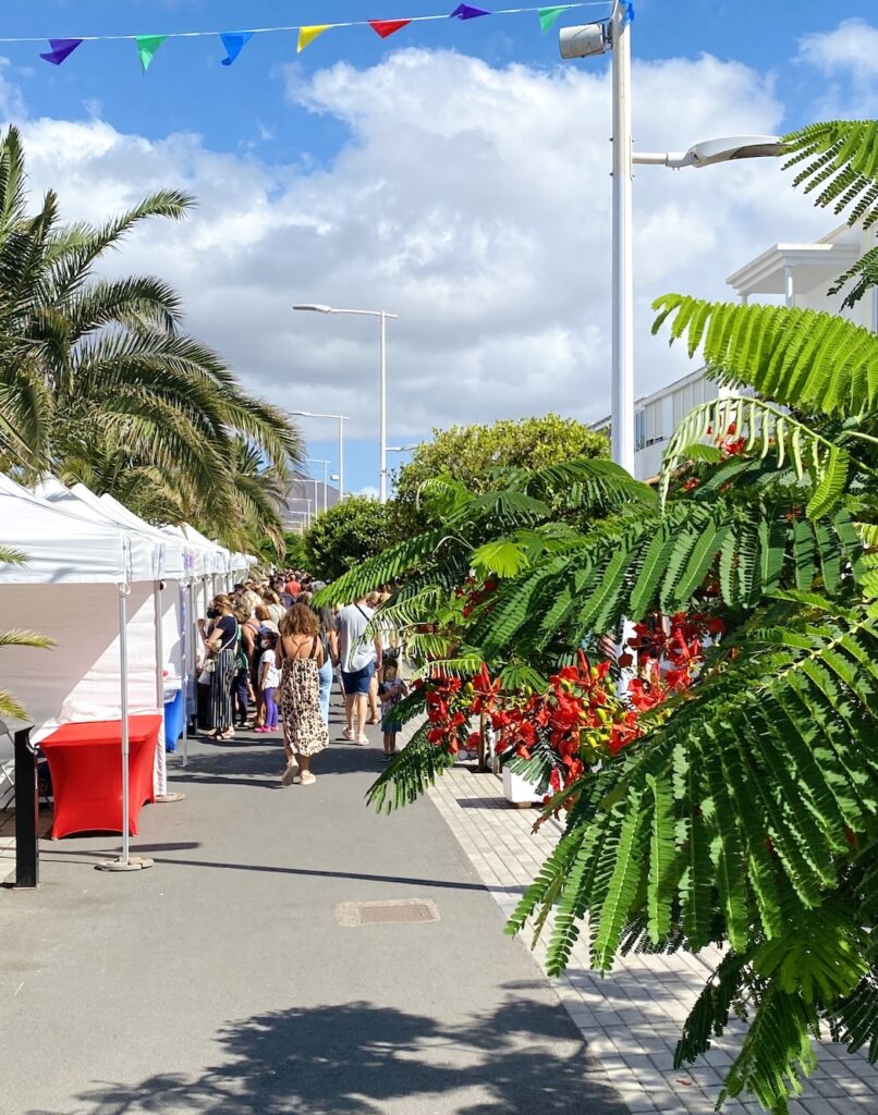 Playa Honda Markt Fussgaenger zone mit Staenden