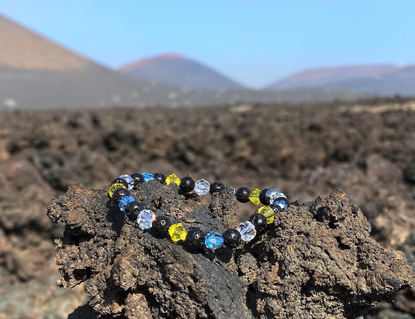Lava Kristall Armband in Vulkanlandschaft
