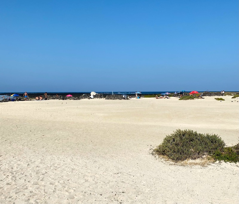 weisser Sandstrand blauer Himmel Meer am Horizont