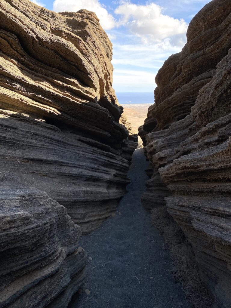 Vulkan spalte von innen mit blick aufs Meer