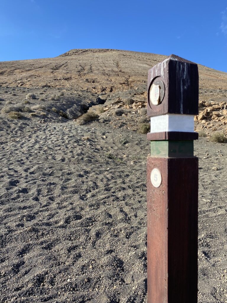 Markierungspfosten vor einem Berg