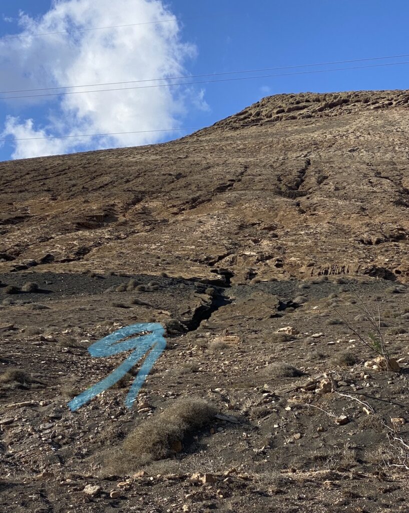 Blick auf einen Berg mit Spalte