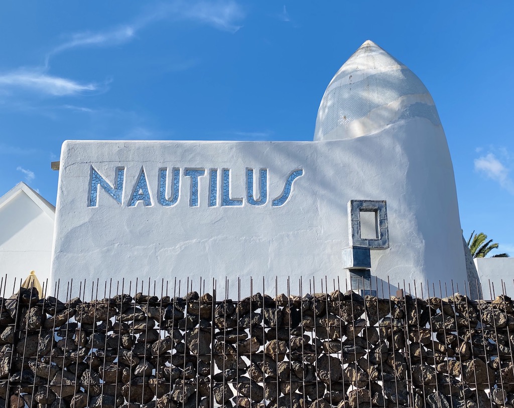 weisse Hausmauer mit Schriftzug Nautilus