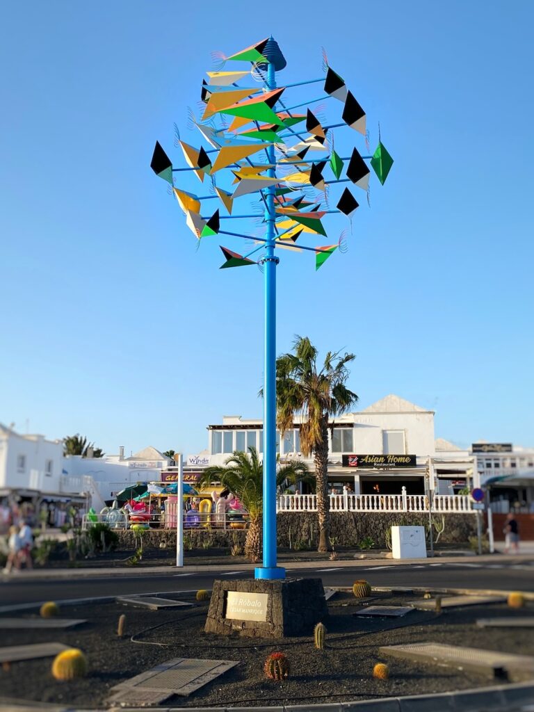 Windspiel vor blauem Himmel Lanzarote