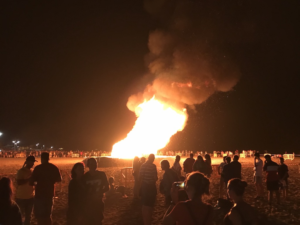 San Juan Feuer am Strand Playa Honda