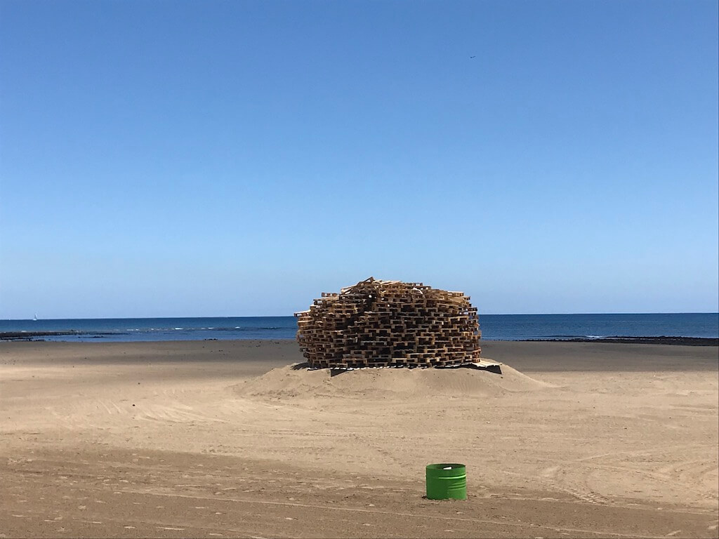 Holz Stapel fuer San Juan Feuer Playa Honda Strand