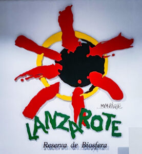 Lanzarote Vulkan Logo auf weisser Wand