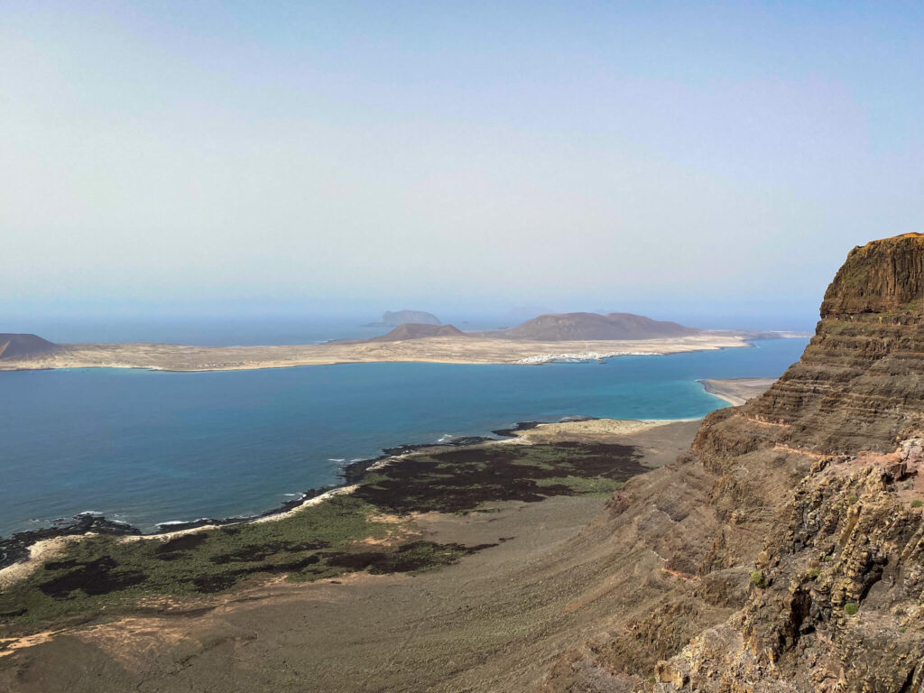Ausblick vom Mirador Guinate auf die Nachbar Insel La Graciosa
