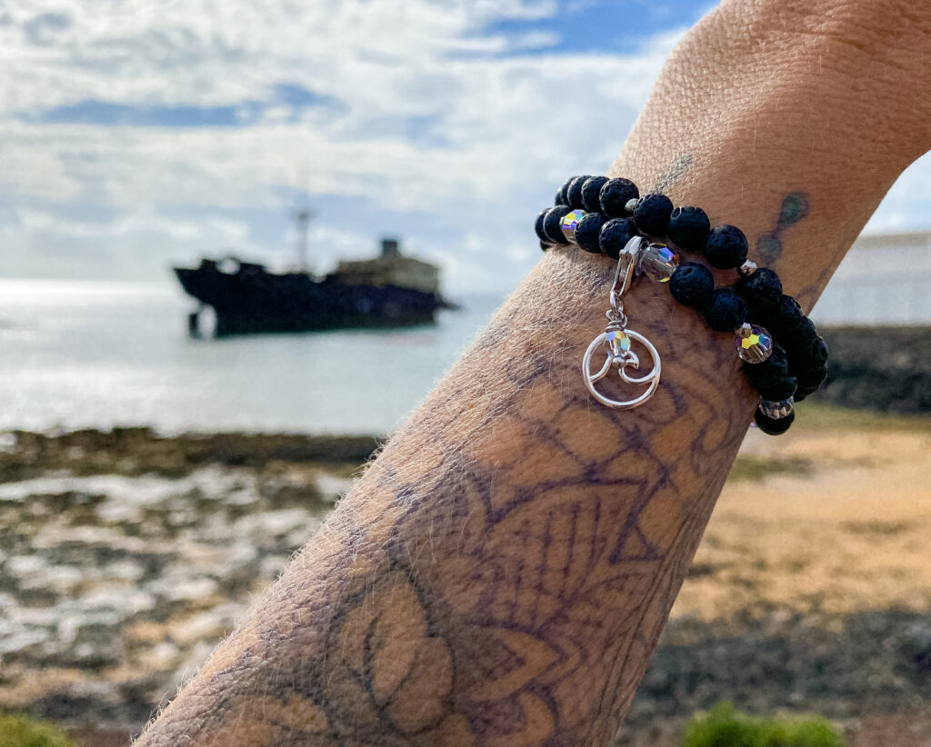Lanzarote Lava Armband vor Telamon Schiffswrack