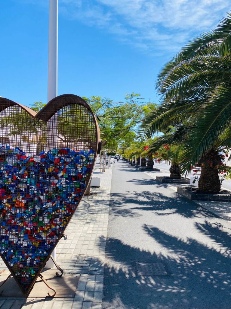 Fussgaengerzone mit Palmen und Eisenherz in Playa Honda Lanzarote