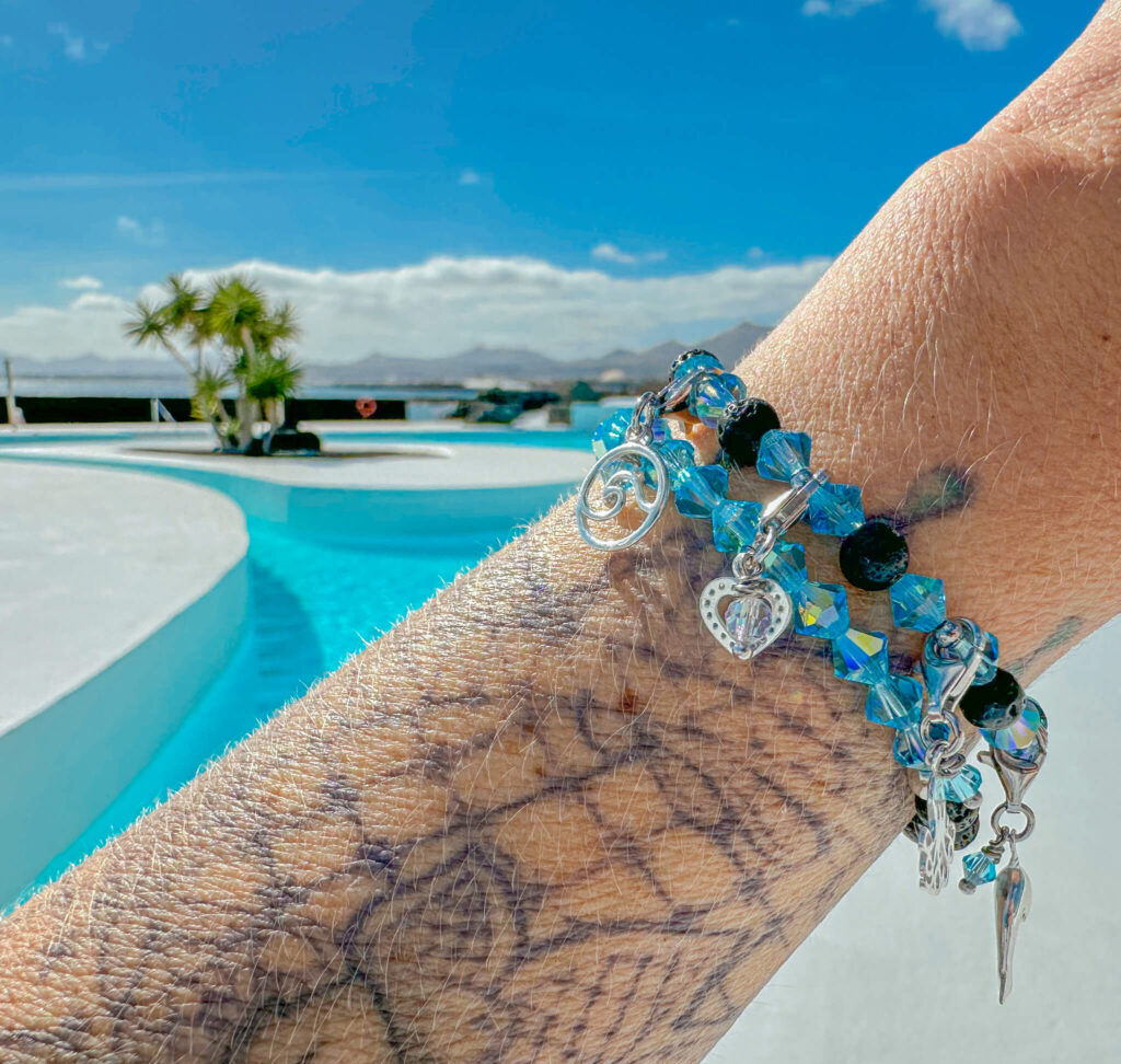 Lava Armbänder mit hellblau Kristallen und CHarms