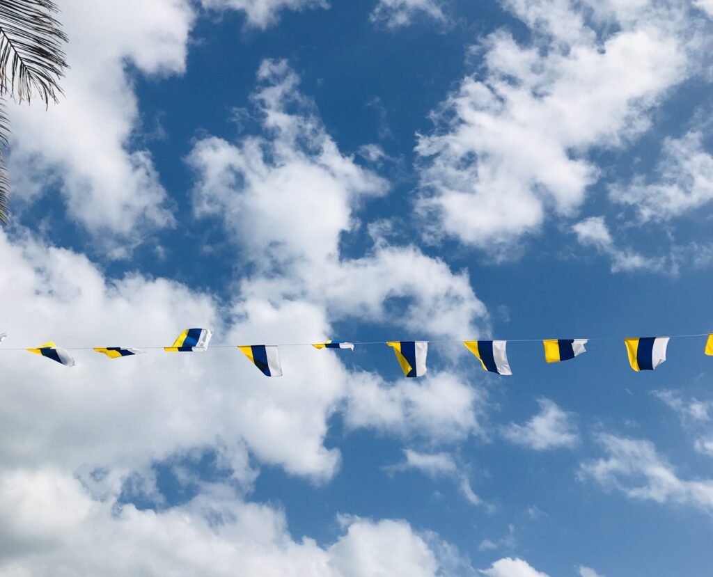 kleine Kanarischen Flaggen vor blauem Himmel