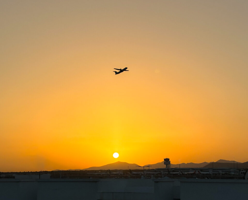 Flughafen Lanzarote im Sonnenuntergang