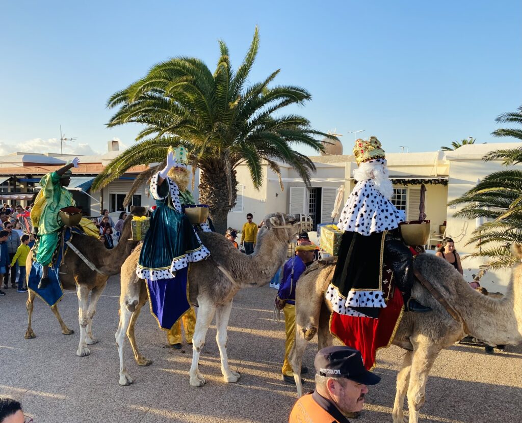 heilige drei Koenige auf Kamel auf Lanzarote Playa Honda