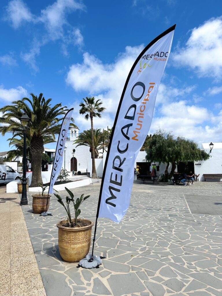 Marktplatz Uga Lanzarote mit Fahnen